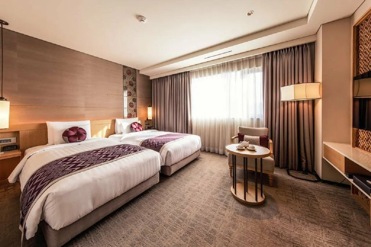 Royal Hotel Seoul 4*,
